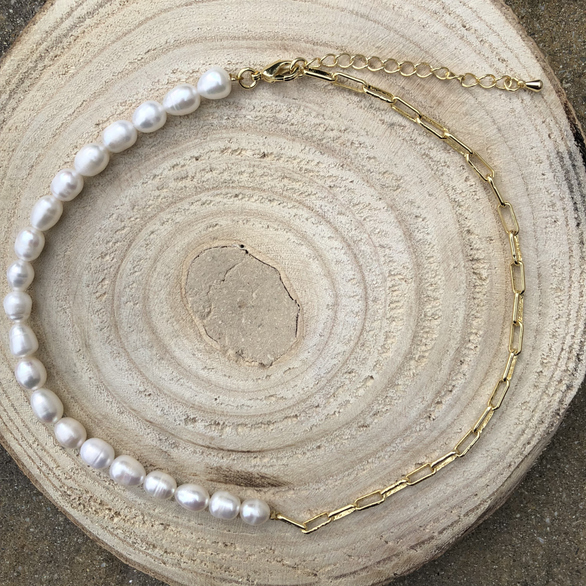Moderný perlový náhrdelník z pravých riečnych perál