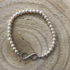 Perlový náramok z pravých riečnych perál s príveskom v tvare nekonečno