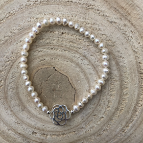 Perlový náramok z pravých riečnych perál s príveskom v tvare ruže