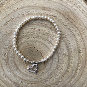 Perlový náramok z pravých riečnych perál s príveskom v tvare srdiečka
