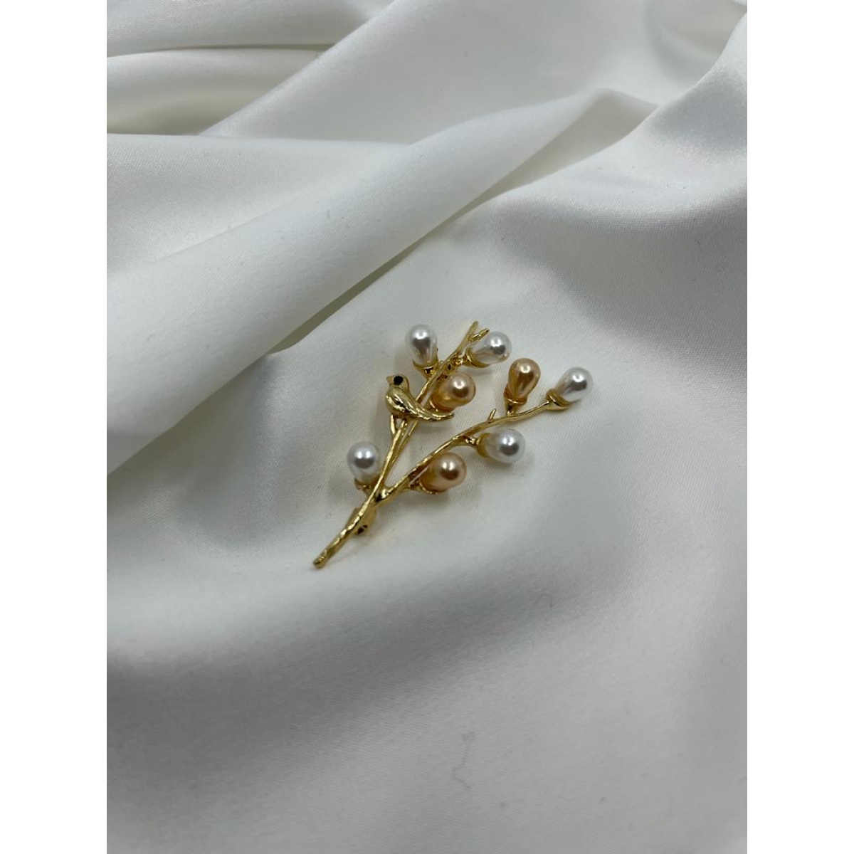 Brošňa zlatý konárik s bielymi a krémovými riečnymi perlami s vtáčikom