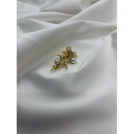 Brošňa zlatá kvetinka s mesačným kameňom a s bielou perlou