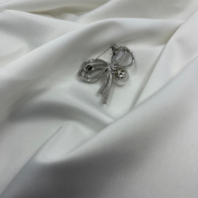 Brošňa strieborná mašľa zdobená s bielou pravou mušľou a perlou