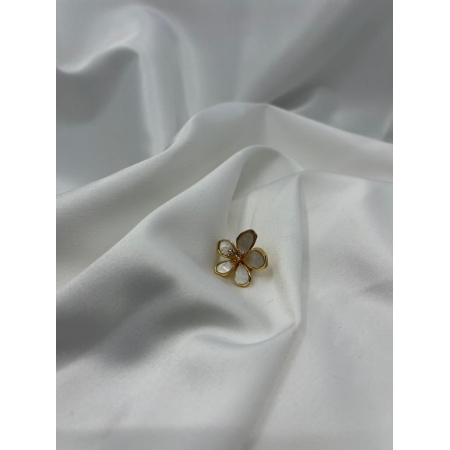 Brošňa malá zlatá kvetinka s bielou perleťou a s drobnými zirkónmi