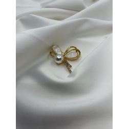 Brošňa zlatá mašľa zdobená s bielou pravou mušľou a perlou