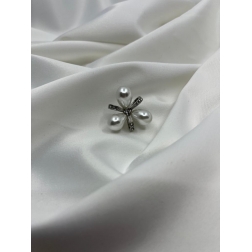 Brošňa elegantná biela perlová s drobnými zirkónmi a so strieborným zapínaním
