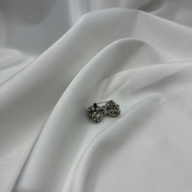 Brošňa mini strieborná mašlička s drobnými bielymi perlami
