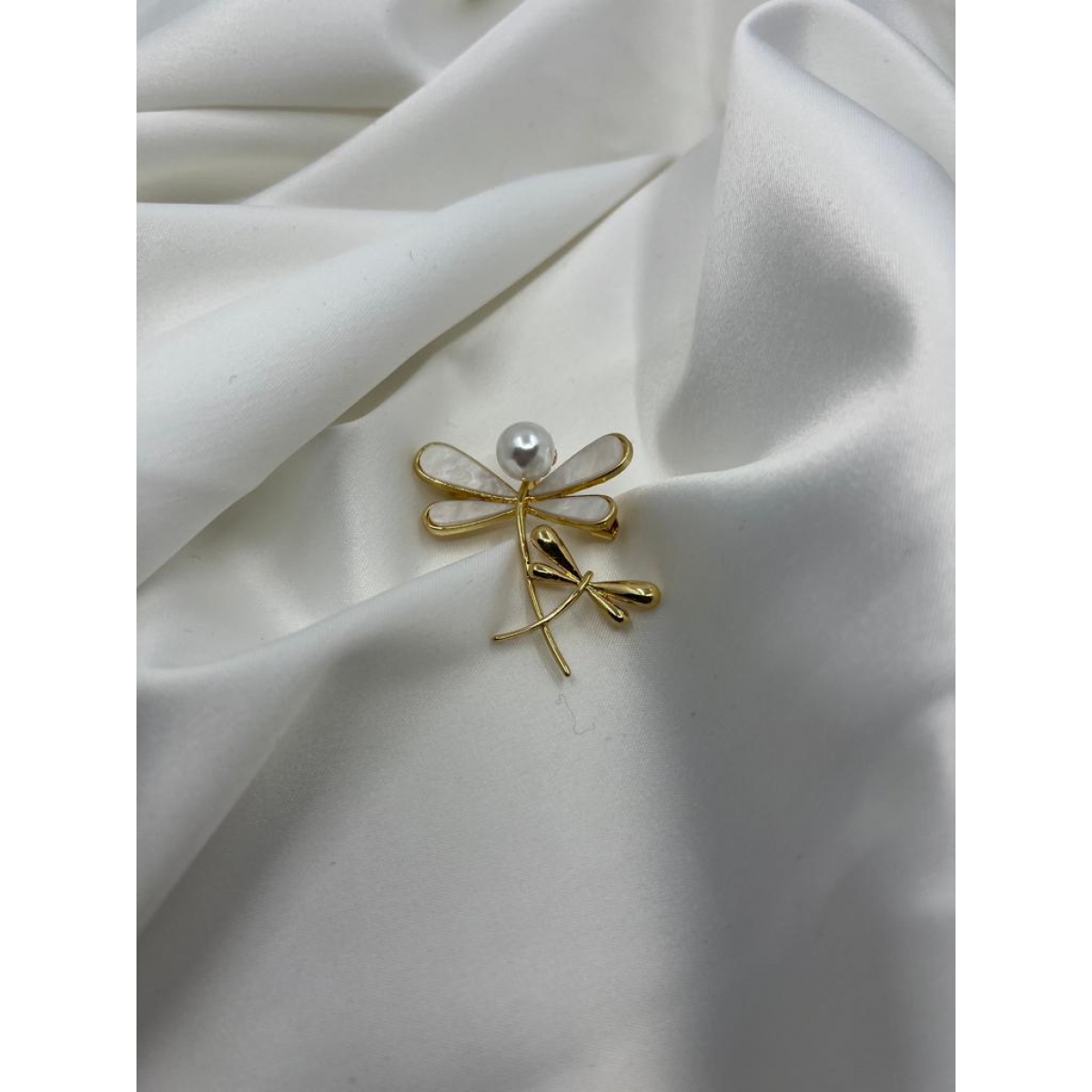Brošňa zlaté vážky s bielou pravou mušľou a perlou