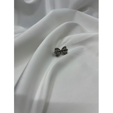 Brošňa mini strieborná mašlička s drobnými bielymi perlami
