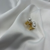 Brošňa elegantná biela perlová s drobnými zirkónmi