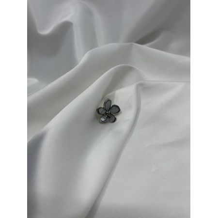 Brošňa malá strieborná kvetinka s bielou perleťou a s drobnými zirkónmi