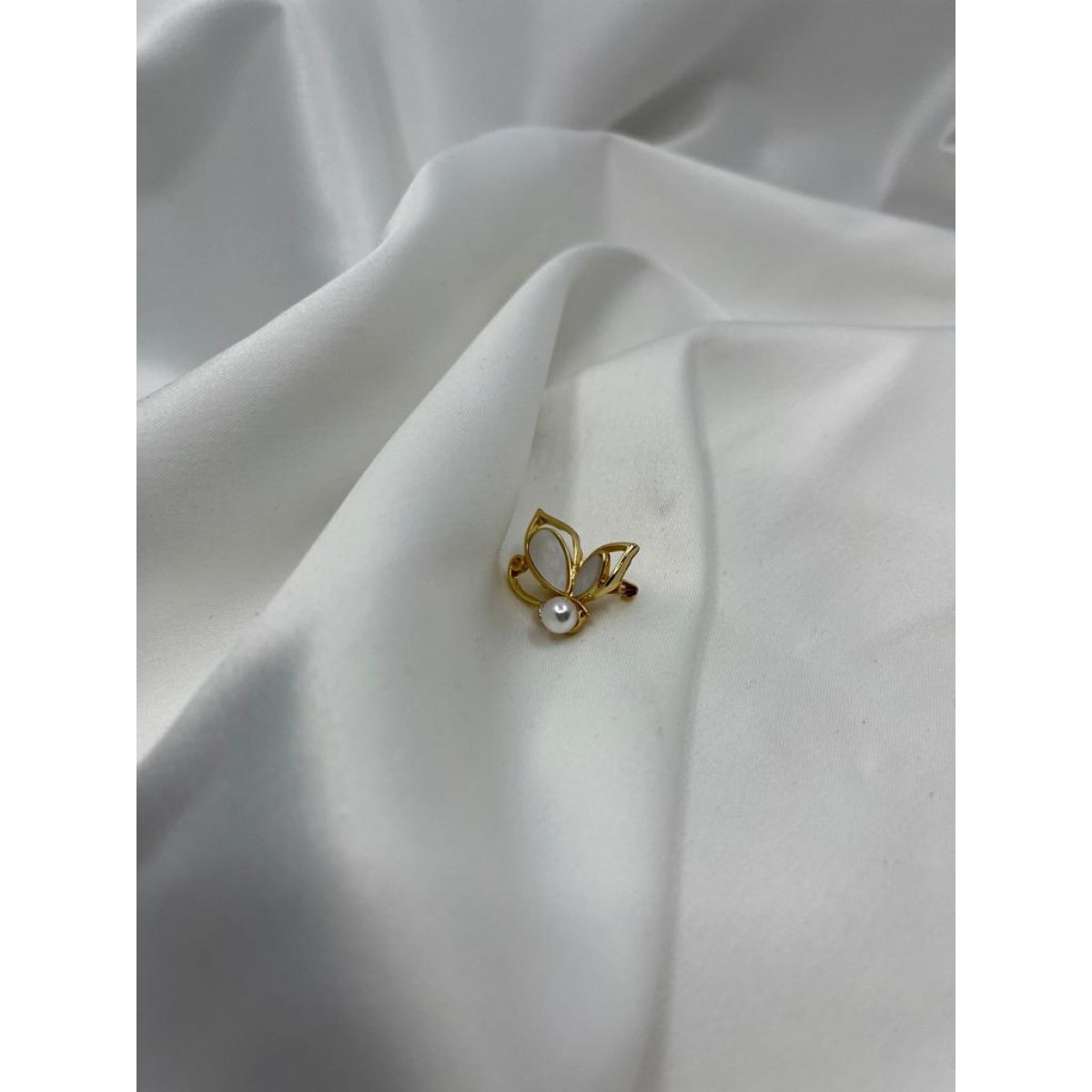 Brošňa mini zlatý motýlik s bielou perleťou a perlou