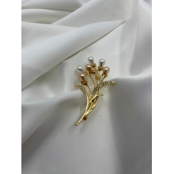 Brošňa zlatý konárik s bielymi a krémovými riečnymi perlami so zirkónmi