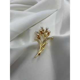 Brošňa zlatý konárik s bielymi a krémovými riečnymi perlami so zirkónmi