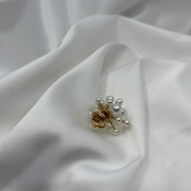 Brošňa biela perlová so zlatým zapínaním