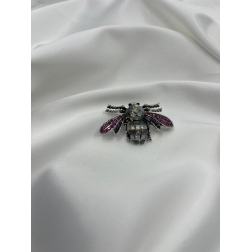 Brošňa mucha cyklámenovo - sivej farby s krištáľmi