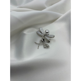 Brošňa strieborné vážky s bielou pravou mušľou a perlou