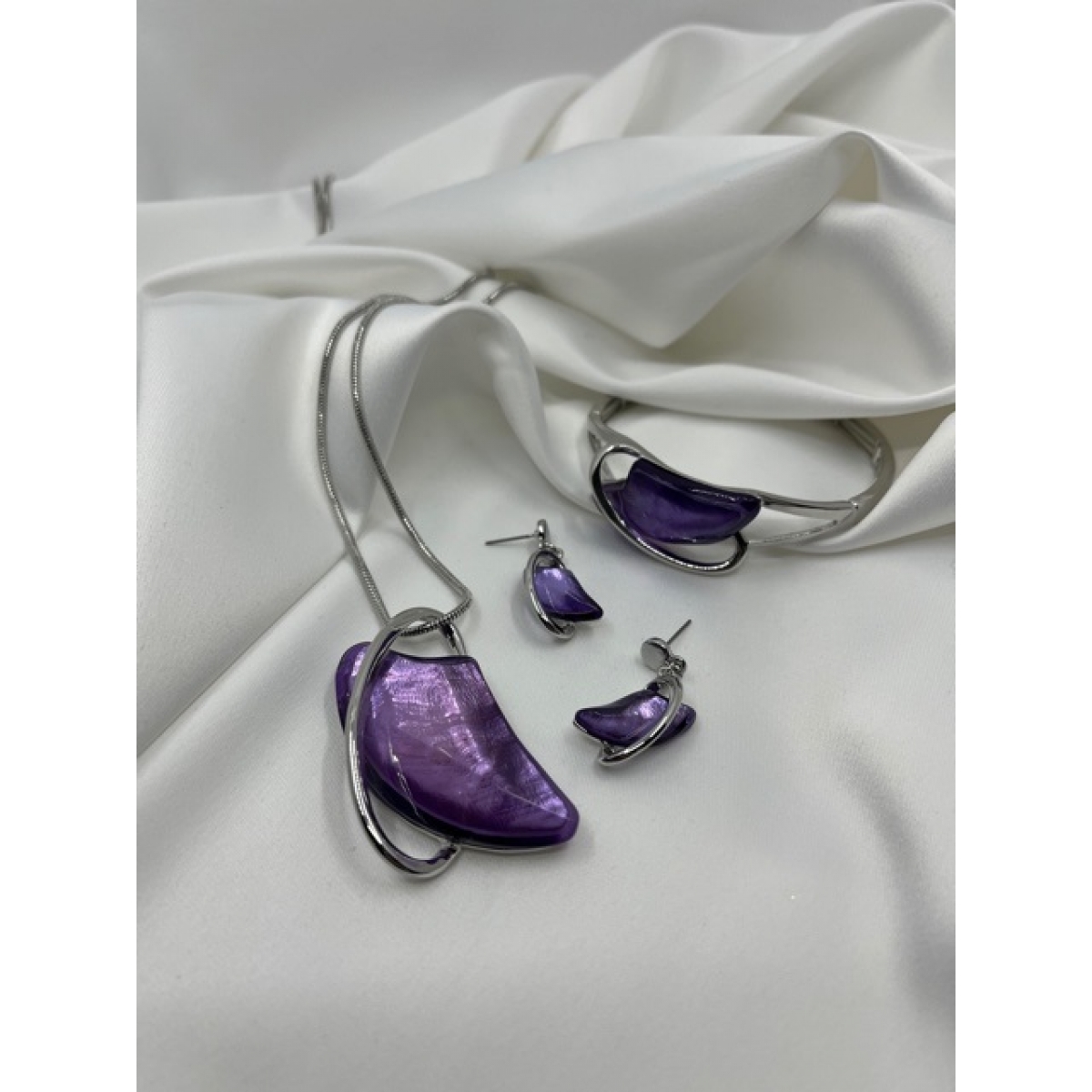 Súprava strieborná náhrdelníka , náušníc a náramkov zdobená s príveskom fialovej farby