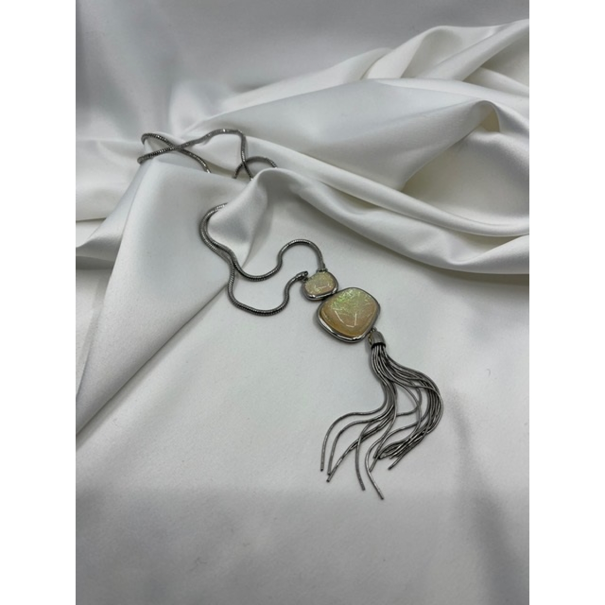 Náhrdelník dlhý strieborný zdobený s kovovými strapcami a s bielym opálovým očkom