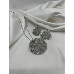 Súprava strieborná náhrdelníka a náušníc zdobená s kruhovým príveskom s matným vzorovaním