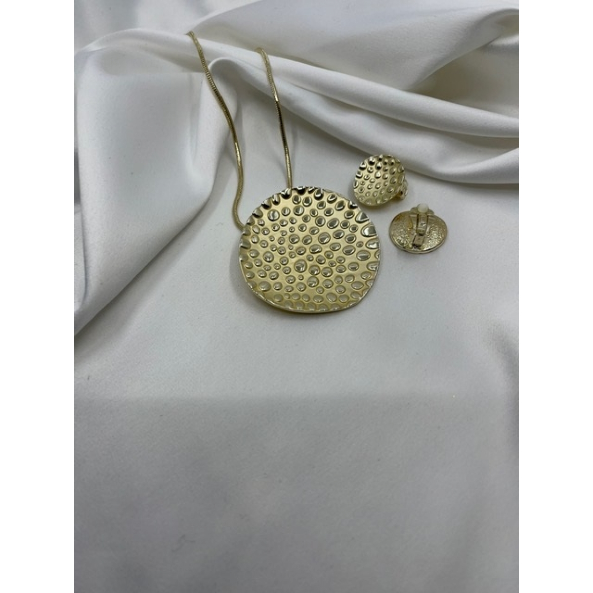 Súprava pozlátená náhrdelníka a náušníc zdobená s kruhovým príveskom s matnými zlatými bodkami
