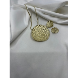 Súprava pozlátená náhrdelníka a náušníc zdobená s kruhovým príveskom s matnými zlatými bodkami