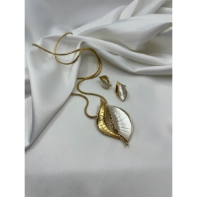 Súprava pozlátená náhrdelníka a náušníc zdobená s príveskom lístočkovým tvarom zlato bielej farby