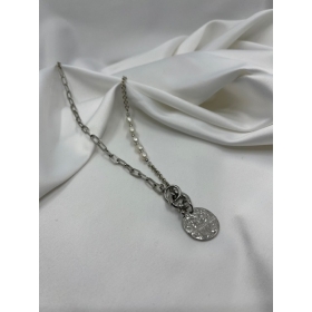 Náhrdelník dlhý strieborný zdobený s príveskom minca a bielymi perlami