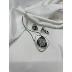 Súprava strieborná náhrdelníka a náušníc zdobená s príveskom bielo šedej farby