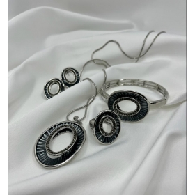 Súprava luxusná strieborná náhrdelníka , náušníc , náramkov a prsteň zdobená s oválovým príveskom s drobnými krištáľmi