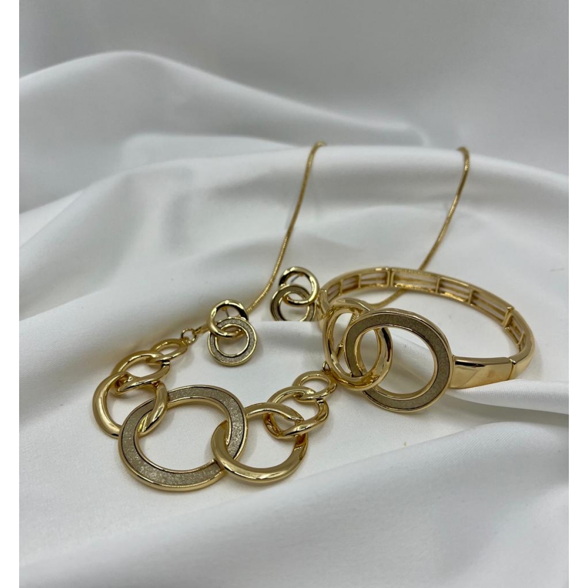 Súprava pozlátená náhrdelníka , náušníc a náramkov zdobená so spojeným kruhovým vzorom