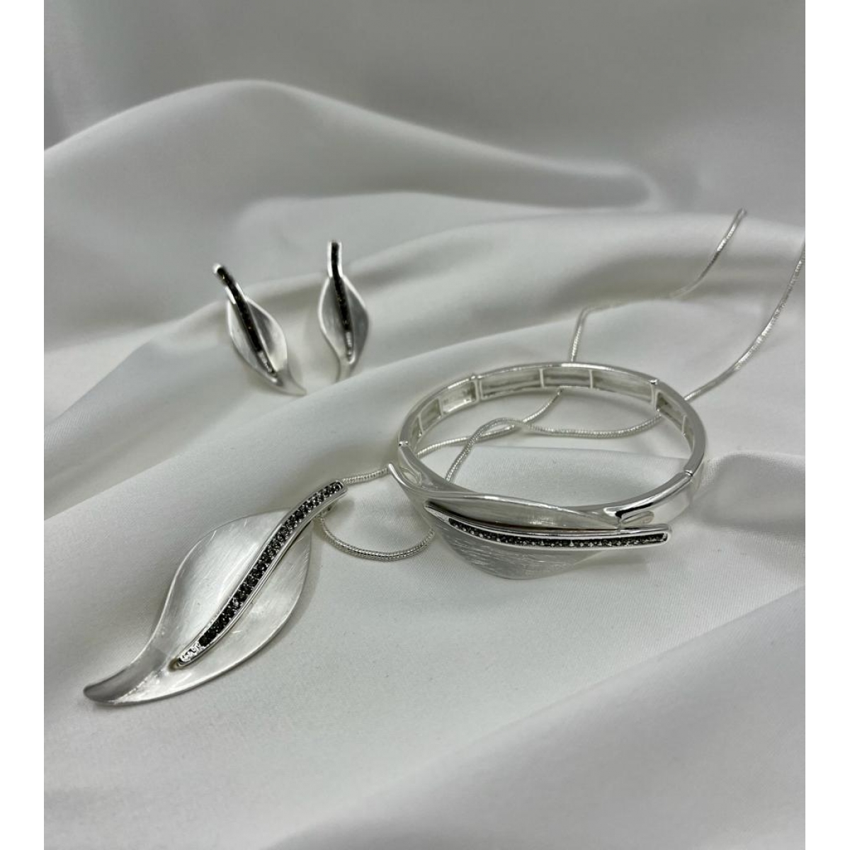 Súprava matná strieborná náhrdelníka , náušníc a náramkov zdobená s príveskom v tvare listu s drobnými krištáľmi