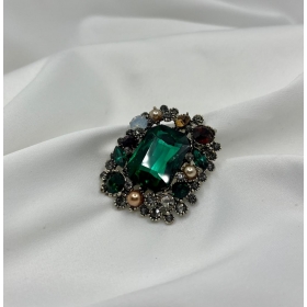 Brošňa luxusná zelená v antickom štýle zdobená s drobnými krištáľmi a perlami