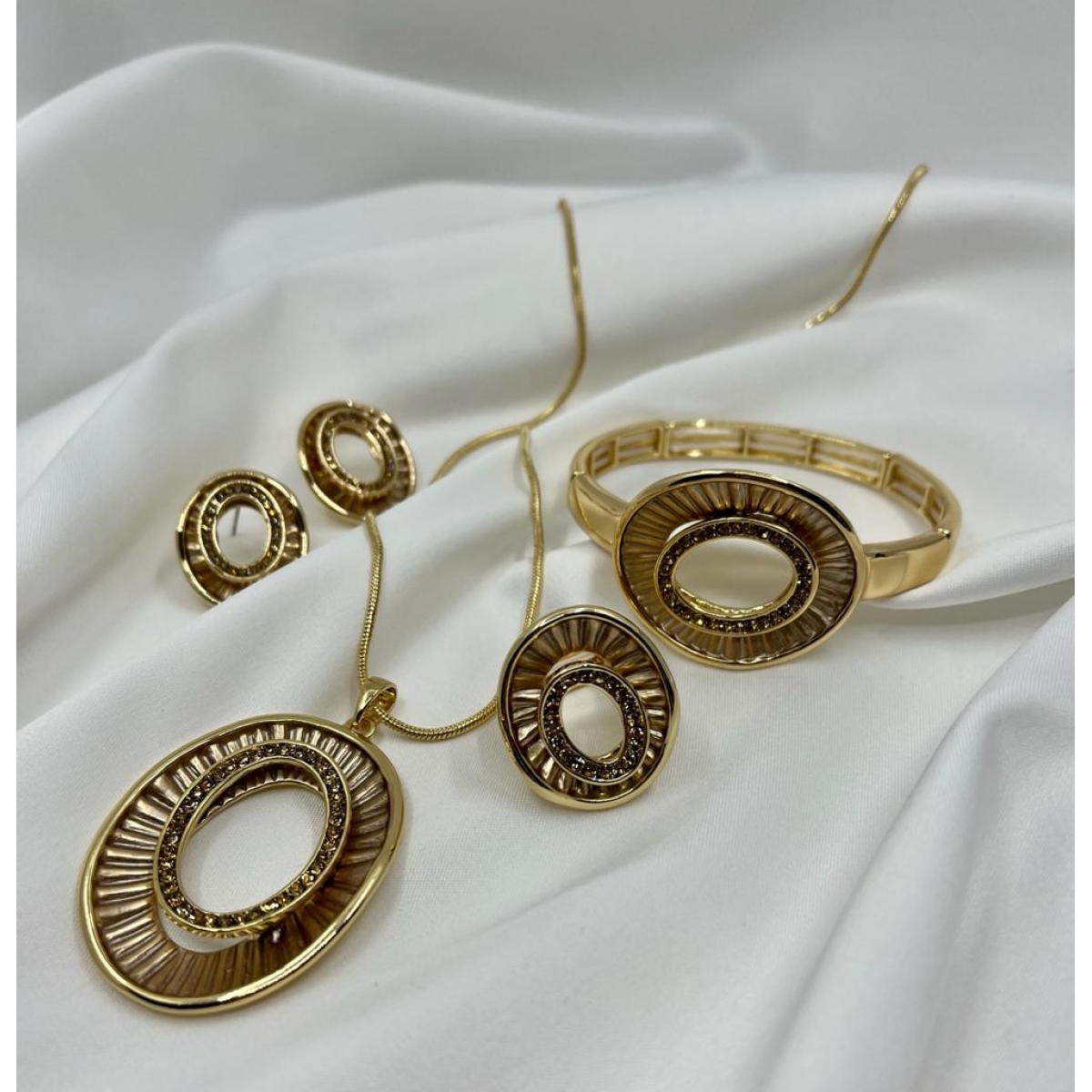 Súprava luxusná pozlátená náhrdelníka , náušníc , náramkov a prsteň zdobená s oválovým príveskom s drobnými krištáľmi