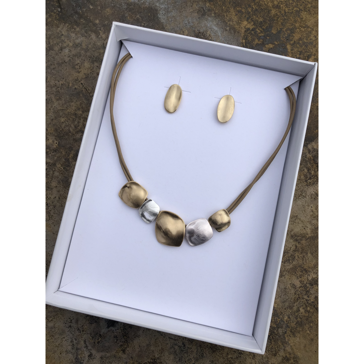 Súprava Anna strieborno - zlatý s koženým náhrdelníkom a náušnicami