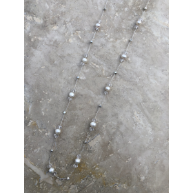Náhrdelník Leah dlhý strieborný s bielymi perlami a krištáľmi