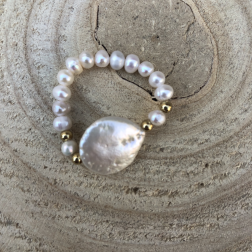 Prsteň s bielymi riečnymi perlami
