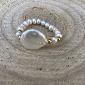 Prsteň s bielymi riečnymi perlami