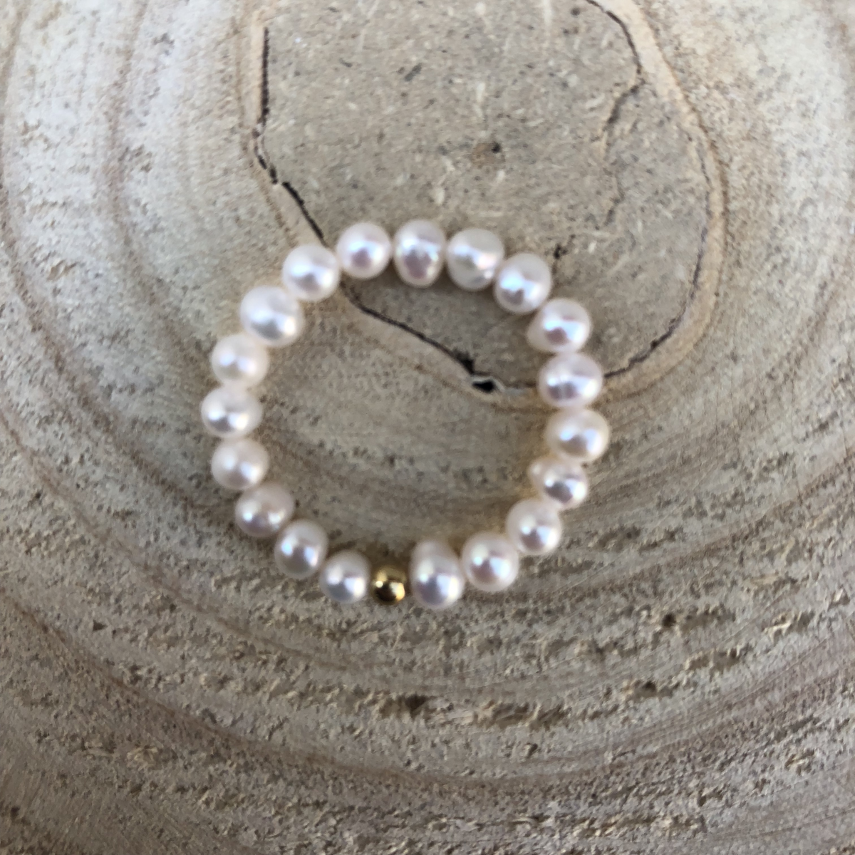 Prsteň s riečnymi bielymi perlami a zlatou guličkou