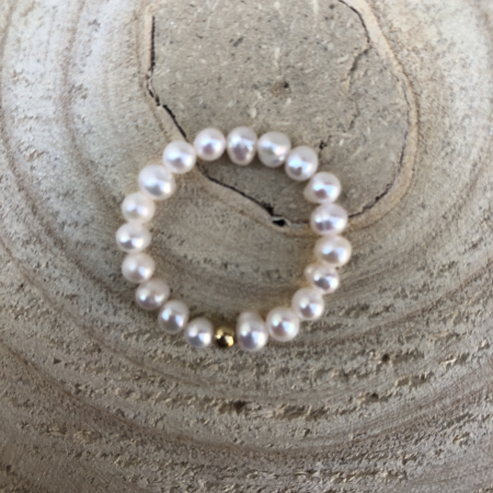 Prsteň s riečnymi bielymi perlami a zlatou guličkou