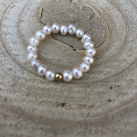 Prsteň s riečnymi bielymi perlami a striebornou guličkou