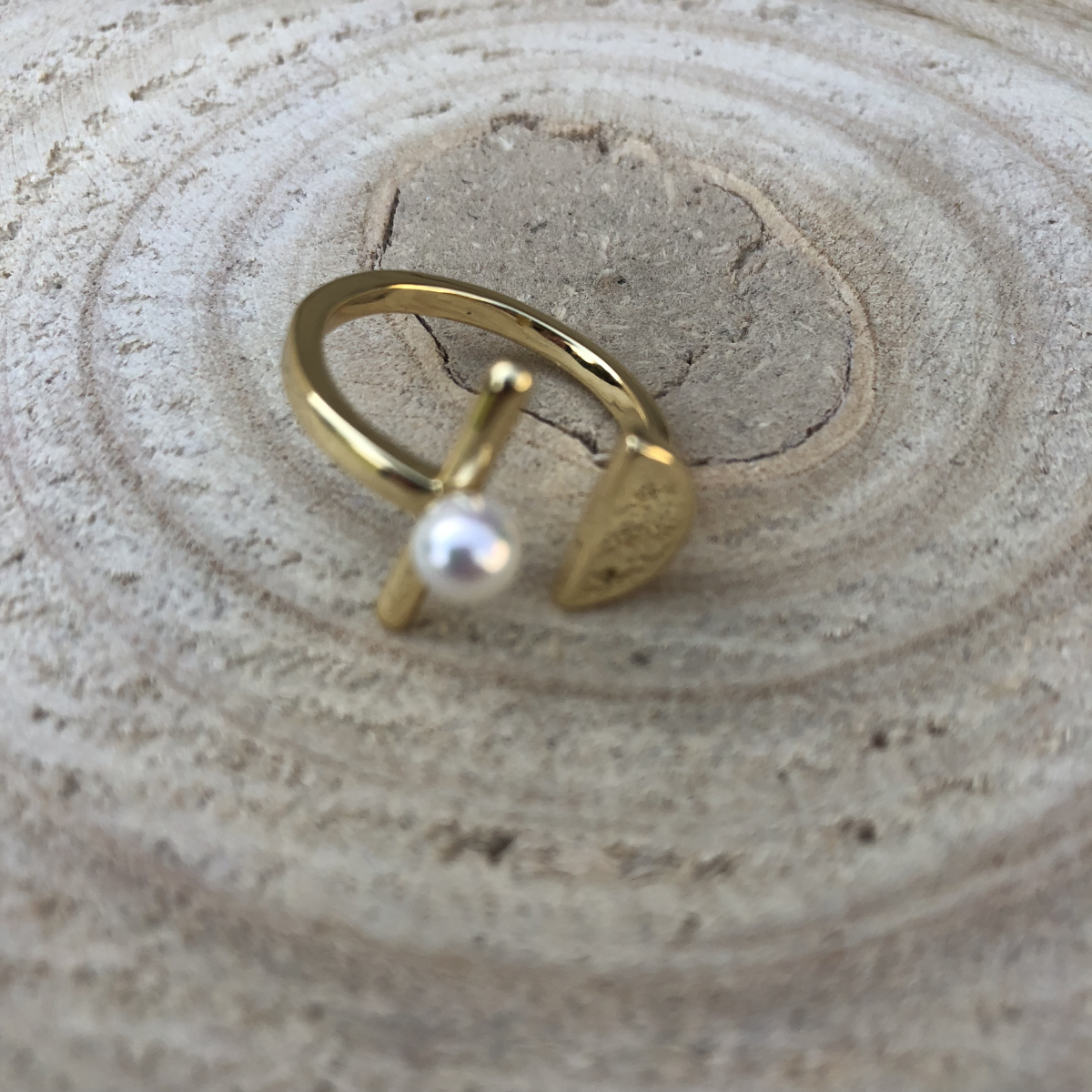 Prsteň zlatý s bielou perlou