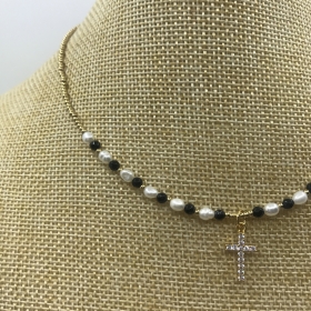 Náhrdelník čierno - biely z pravých riečnych perál s príveskom - visiaci krížik s krištáľmi