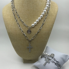 Súprava biela perlová zdobená s visiacim krížikom s krištáľmi