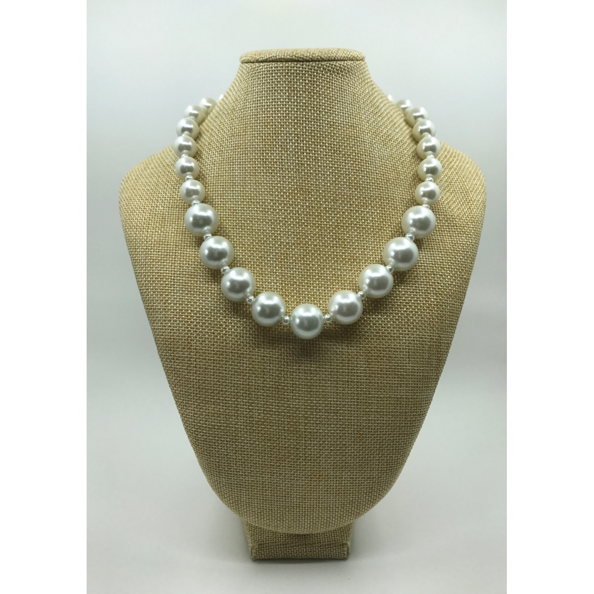 Náhrdelník biely sklenený perlový 