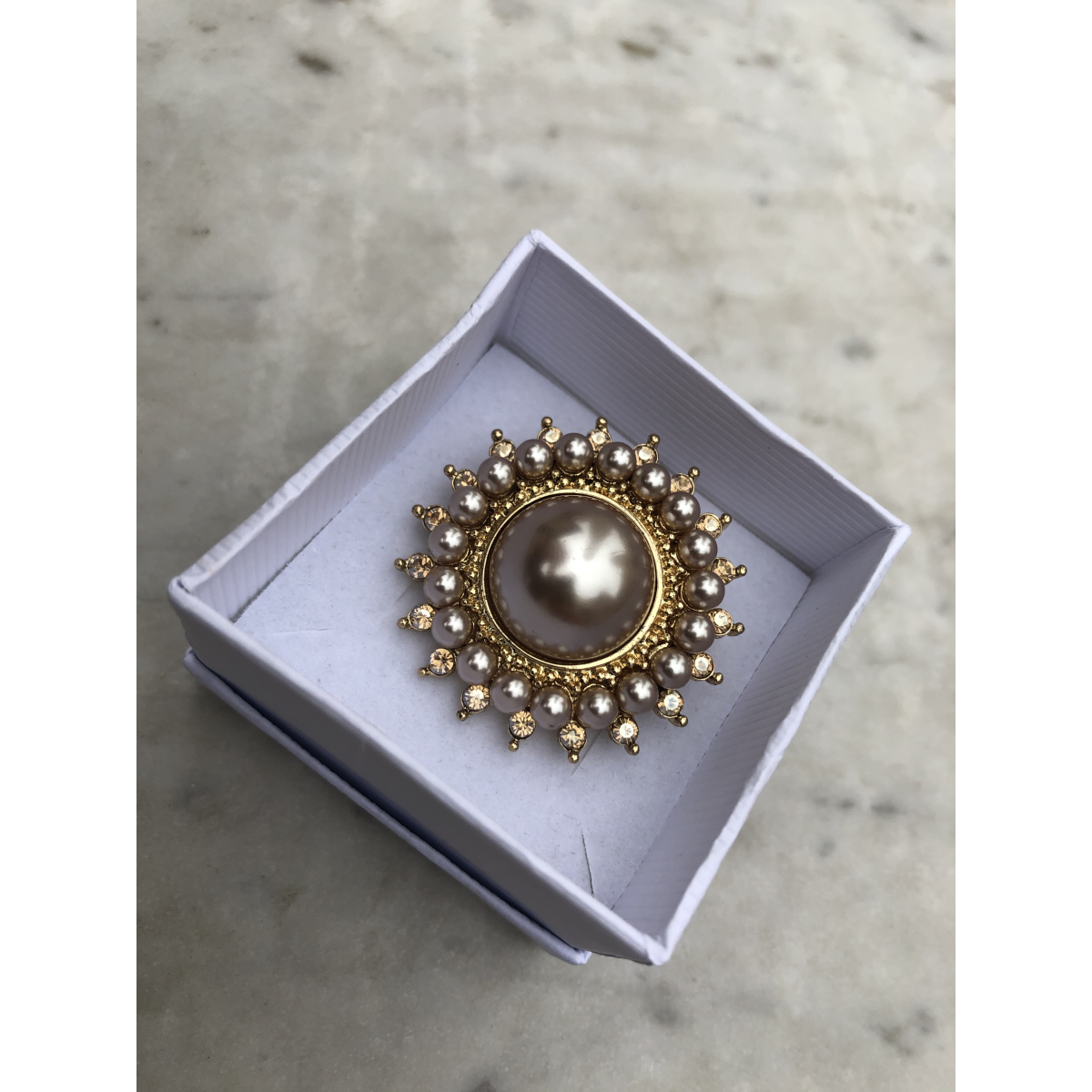 Brošňa zlatý gombík zdobený s perlami
