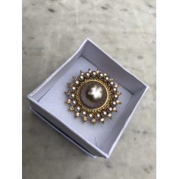 Brošňa zlatý gombík zdobený s perlami