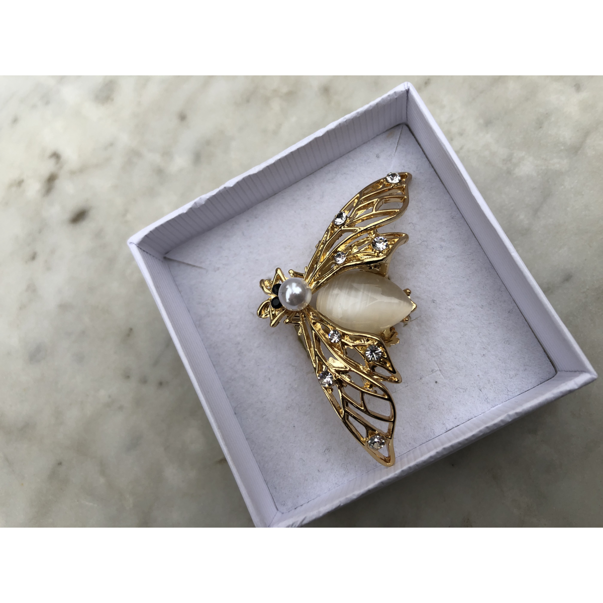 Brošňa zlatý motýlik so zlatým mesačným kameňom