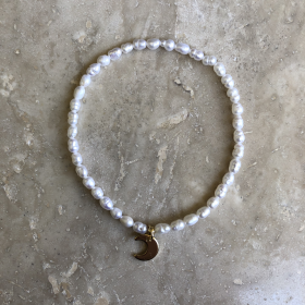 Náramok biely z pravých riečnych perál s príveskom v tvare polmesiaca