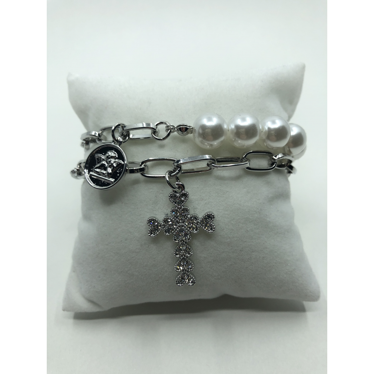 Náramok dvojradový biely perlový zdobený s visiacim krížikom s krištáľmi